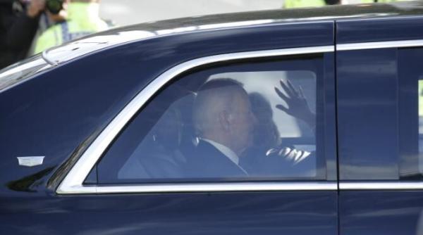joe biden si prima doamna a sua au sosit la westminster abbey cu limuzina spre deosebire de ceilalti lideri care au mers cu autocarul