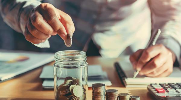 romanii isi restrang cheltuielile si pun bani pentru zile negre cercetarea care arata cum ne am schimbat