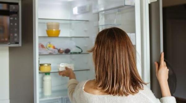 congelatorul are prea multa gheata pune folie alimentara pe rafturi si vezi ce se intampla