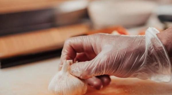 cultiva usturoi fara sa l sadesti in pamant vei strange prima recolta peste 10 zile