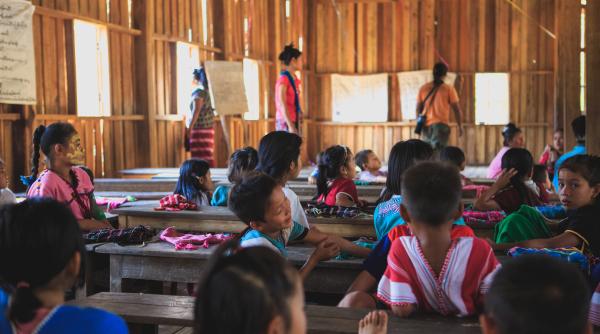 mai multi elevi au murit dupa ce elicopterele militare au tras asupra unei scoli