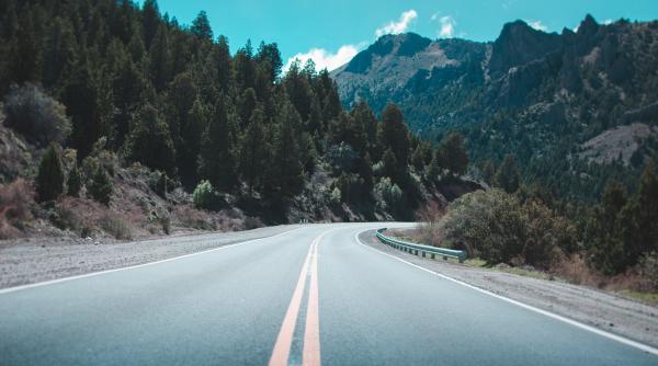 s a terminat cu noroiul pe munte turistii care vor sa mearga la padina si la lacul bolboci vor beneficia de asfalt