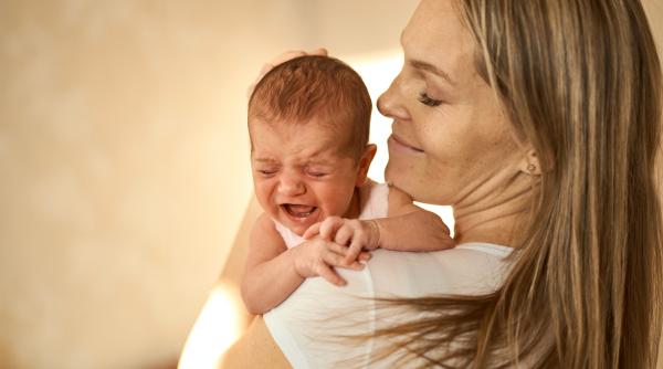 cum linistesti un bebelus care plange metoda stiintifica