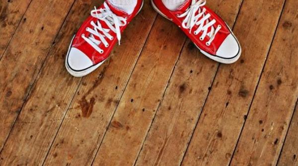 spala sosetele albe cu sare o metoda simpla dar uitata