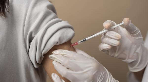 vaccinul antigripal a ajuns deja la medicii de familie si in farmacii dr sandra alexiu amfb sper sa devina regula sa nu ne mai fie rusine in lume