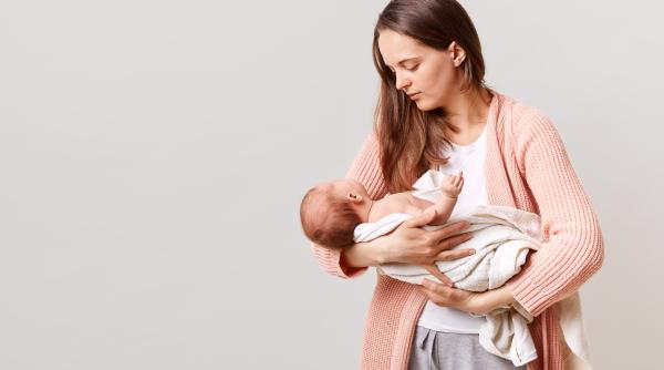 2000 de lei pentru mamicile cu bebelusi de pana in 3 luni din familii vulnerabile