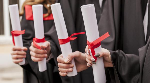 doua mastere si tot atatea cuvinte ce ne facem cu bula cei 70prc care fac act de prezenta la scoala si nu stiu de ce sunt acolo