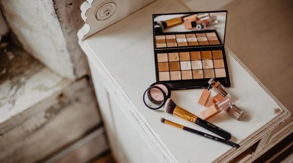 inainte de influencerii de beauty erau mamele noastre oglinda