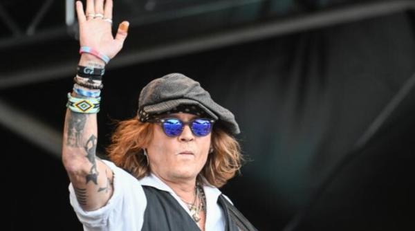 johnny depp are o noua iubita e mai tanara decat el cu 22 de ani