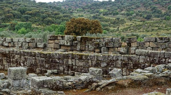 ruinele unei structuri antice misterioase recent descoperita langa praga se dovedesc a fi chiar mai vechi decat piramidele