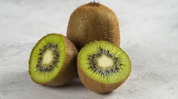 stiai ca poti sa mananci kiwi cu tot cu coaja e plina de nutrienti si vitamine