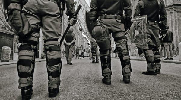 bataie intre recrutii rusi si fortele de ordine politia a incercat sa i forteze sa intre in autobuze video