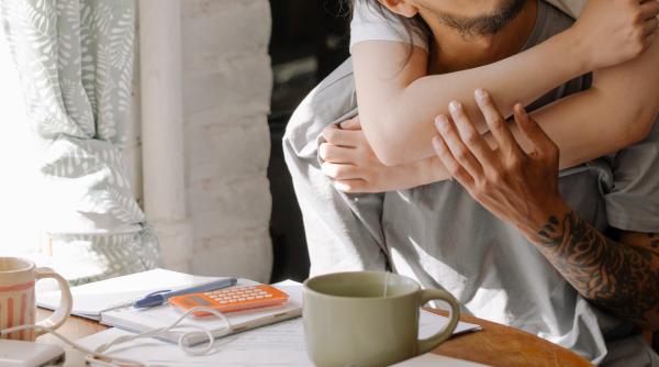 cate grade e bine sa avem in casa conform medicilor e caldura normala pentru un om imbracat pentru ca noi nu stam in pielea goala