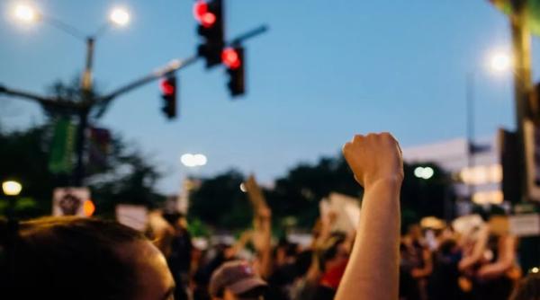 peste 700 de arestari in rusia la noile proteste impotriva mobilizarii de ce ma luati eu merg catre metrou video