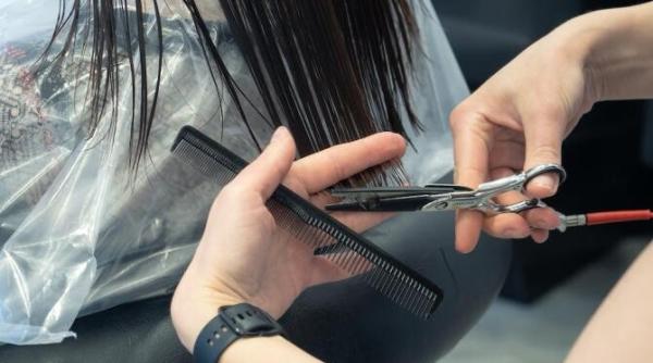 tunsorile culorile si machiajul la moda in anul 2023 bob drept par lung cu breton retro