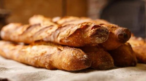 scufundati aluatul in apa clocotita inainte de a l coace un truc interesant pentru o bagheta crocanta