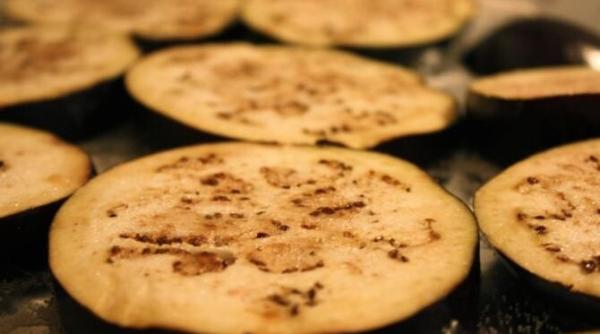 tarta rustica pentru o cina satioasa din 3 cartofi si 2 vinete reteta bunicii