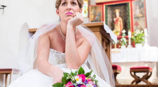 parasita la altar a continuat nunta o tanara mireasa a petrecut pana dimineata fara mire