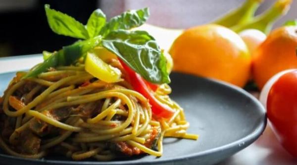 spaghete de dovlecei in sos de cascaval nu ati mai gatit niciodata asa aceste legume