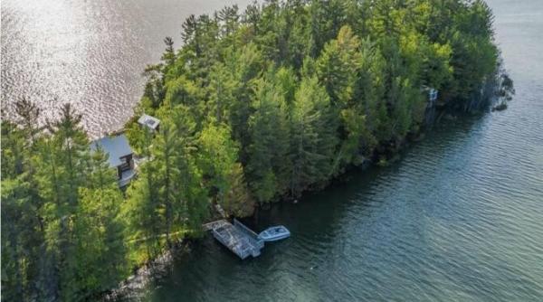 iti poti cumpara o casa in romania sau o insula in canada cu tot cu locuinta cu patru dormitoare dar si cabana de oaspeti la pachet intra si barcile