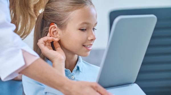 s a lansat primul dictionar video de limbaj al semnelor din romania in format online dedicat persoanelor cu deficiente de auz