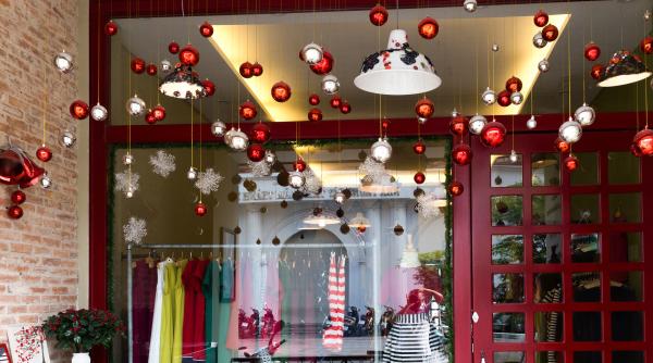 de ce scot magazinele la vanzare marfa de craciun cu cateva luni inainte cel mai mare risc