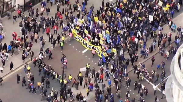protest la londra oamenii au iesit in strada impotriva premierului liz truss 51prc din britanici vor sa demisioneze