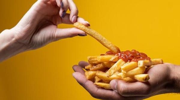 cartofi prajiti in cuptor fara nicio picatura de ulei sunt deliciosi datorita unui ingredient secret