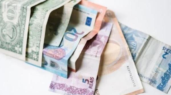 dolarul american isi mentine aprecierea in fata monedei europene