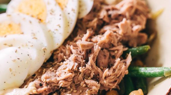 salata malaga un amestec delicios de cartofi peste si oua reteta