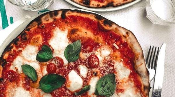 pizza in tigaie fara faina gata in cateva minute o felie are doar 100 de calorii