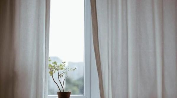 albiti perdelele cu acest produs puneti l in masina de spalat si bucurati va de rezultate