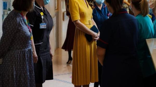 kate printesa de wales surprinsa in timp ce legana un nou nascut la maternitate foto in articol