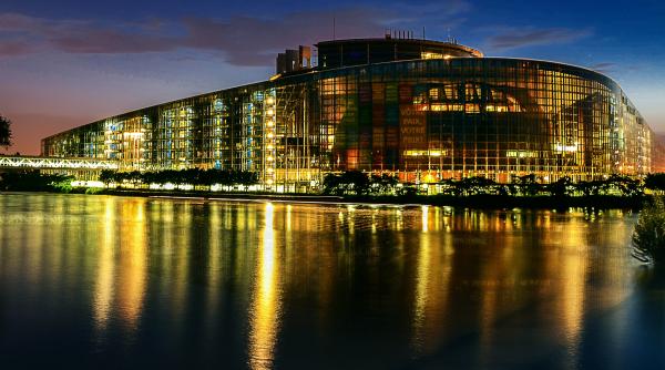 o eurodeputata suedeza si a taiat parul in hemiciclul de la strasbourg in semn de solidaritate cu demonstratiile antiguvernamentale din iran