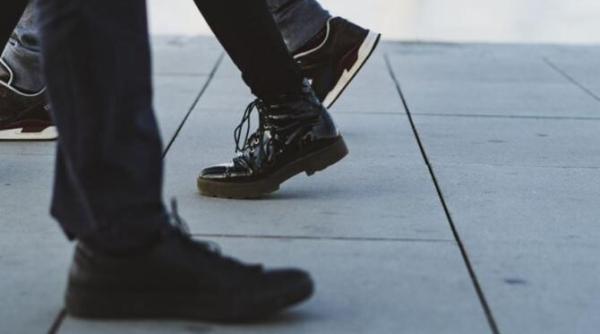 gospodinele cu experienta ung pantofii cu ulei trucul te va scuti de o problema enervanta