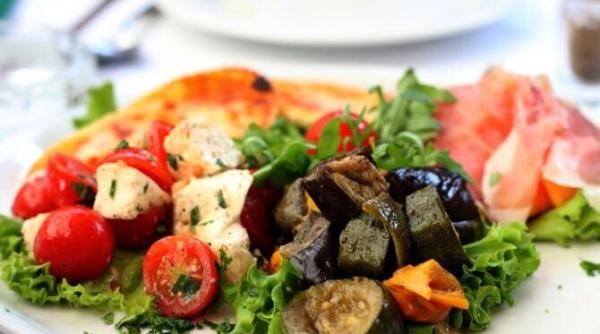 salata delicioasa de vinete si branza perfecta pentru pranz sau cina