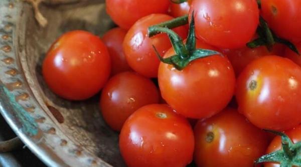 salata neobisnuita de rosii cu ceapa prajita este perfecta ca aperitiv dar si fel principal