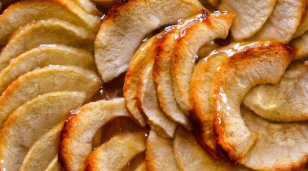 tarta rasturnata cu mere si lichior de lamaie un desert savuros si irezistibil