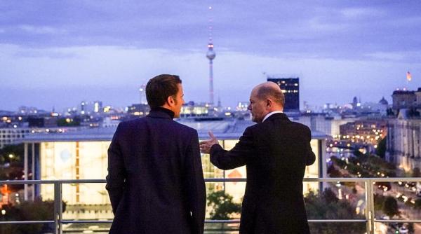 a avut loc prima reuniune a comunitatii politice europene a celor 44 de tari europene