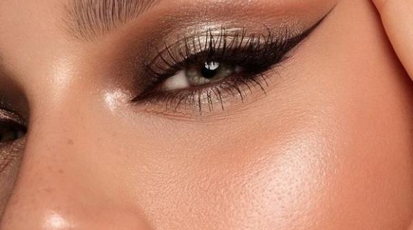 cum se aplica iluminatorul de fata pentru un efect radiant si sculptat