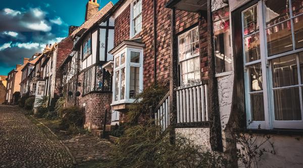 trupul unui barbat disparut a fost gasit in mod misterios pe acoperisul casei