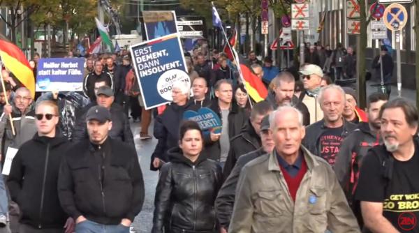 mii de oameni au protestat luni impotriva politicii energetice si a sanctiunilor impuse rusiei de guvernul german