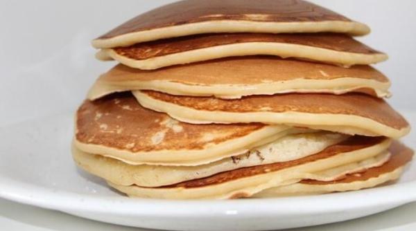 clatite delicioase cu mere si iaurt fara nicio picatura de ulei doar 40 de calorii pe portie