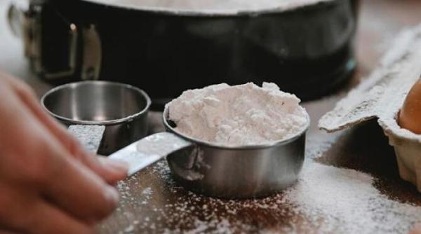 prajitura moale si delicioasa in doua culori ai nevoie de iaurt si cacao pentru un desert fantastic