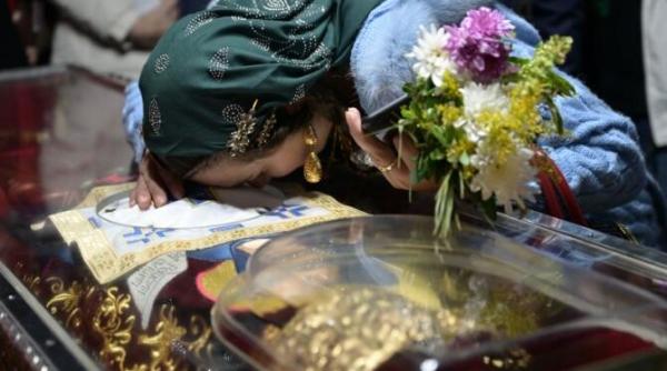 cati romani isi sarbatoresc onomastica de sfanta parascheva