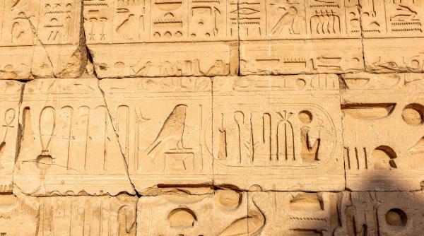 cum au fost decodificate hieroglifele cu ajutorul unei pietre