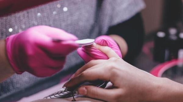 cum sa indepartezi cuticulele inflamate si sa ai mainile moi si frumoase cu aceste 2 uleiuri rezultatul va fi exceptional