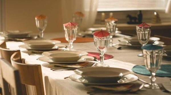 indeparteaza usor petele de sos si de cafea de pe fetele de masa si prosoape iata o metoda ideala