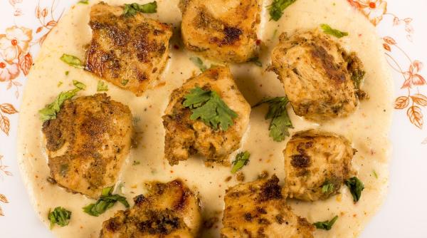 pui carbonara cu smantana si bacon reteta perfecta pentru weekend