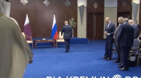 putin s a inecat de nervi dupa ce iar a fost umilit video presedintele rus surprins facand ture in timp ce l astepta pe emirul qatarului